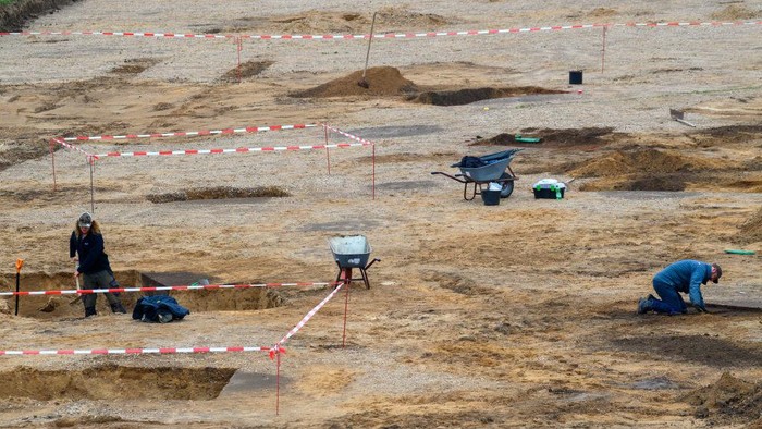 2157692453 19 June 2024, Saxony-Anhalt, PΓΆmmelte: Archaeologists from the Saxony-Anhalt State Office for the Preservation of Monuments and Archaeology are excavating an area near the ring sanctuary. The archaeologists were able to find evidence of storage pits and a longhouse there. The nave is believed to have been built there between 2400 and 2200 BC. This means that the building was constructed at the same time as the ring sanctuary. Archaeologists had investigated the adjacent areas to the north-east and north-west of the ring sanctuary in order to fully understand the ritual and settlement landscape of the 3rd millennium BC. Photo: Klaus-Dietmar Gabbert/dpa (Photo by Klaus-Dietmar Gabbert/picture alliance via Getty Images)