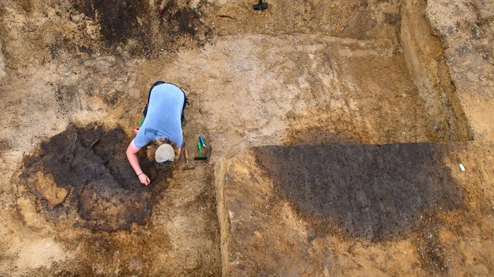 19 June 2024, Saxony-Anhalt, Pömmelte: Archaeologists from the Saxony-Anhalt State Office for the Preservation of Monuments and Archaeology are excavating an area near the ring sanctuary. The archaeologists were able to find evidence of storage pits and a longhouse there. The nave is believed to have been built there between 2400 and 2200 BC. This means that the building was constructed at the same time as the ring sanctuary. Archaeologists had investigated the adjacent areas to the north-east and north-west of the ring sanctuary in order to fully understand the ritual and settlement landscape of the 3rd millennium BC. Photo: Klaus-Dietmar Gabbert/dpa (Photo by Klaus-Dietmar Gabbert/picture alliance via Getty Images)