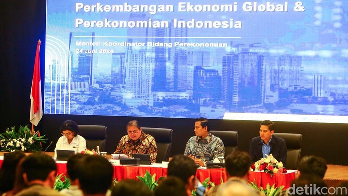 Menko Perekonomian Airlangga Hartarto, Menkeu Sri Mulyani, dan tim Prabowo menggelar konpers terkait kondisi fundamental ekonomi terkini serta RAPBN 2025.