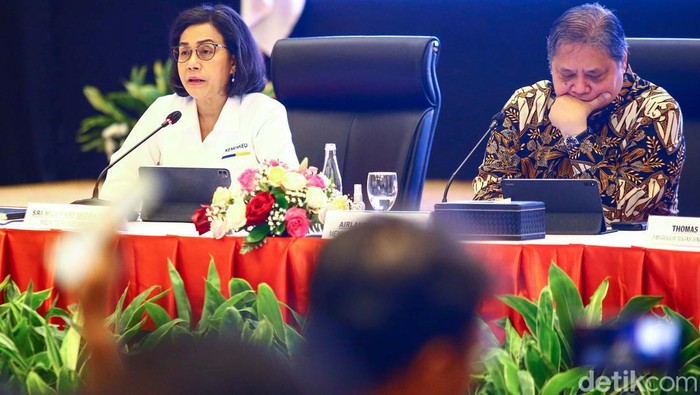 Menko Perekonomian Airlangga Hartarto, Menkeu Sri Mulyani, dan tim Prabowo menggelar konpers terkait kondisi fundamental ekonomi terkini serta RAPBN 2025.