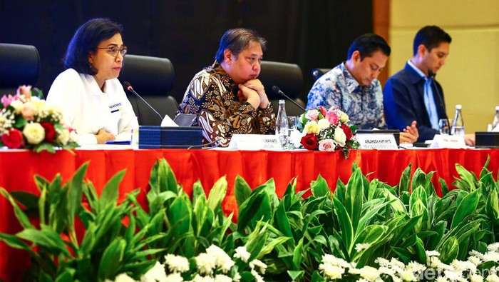 Menko Perekonomian Airlangga Hartarto, Menkeu Sri Mulyani, dan tim Prabowo menggelar konpers terkait kondisi fundamental ekonomi terkini serta RAPBN 2025.