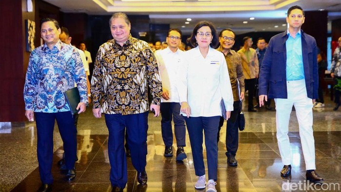 Menko Perekonomian Airlangga Hartarto, Menkeu Sri Mulyani, dan tim Prabowo menggelar konpers terkait kondisi fundamental ekonomi terkini serta RAPBN 2025.