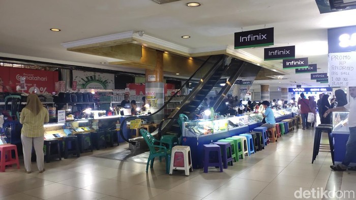 Aktivitas penjualan handphone di lantai dasar IP Palembang
