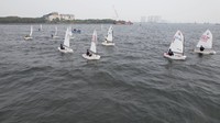 Di hari kedua, para peserta kejurnas kembali berkompetisi meraih posisi puncak dengan kecepatan 6 – 8 knot. Dengqn kemampuan skill dan intuitif, para peserta memanfaatkan angin untuk berselancar dan saling mendahului satu sama lain.