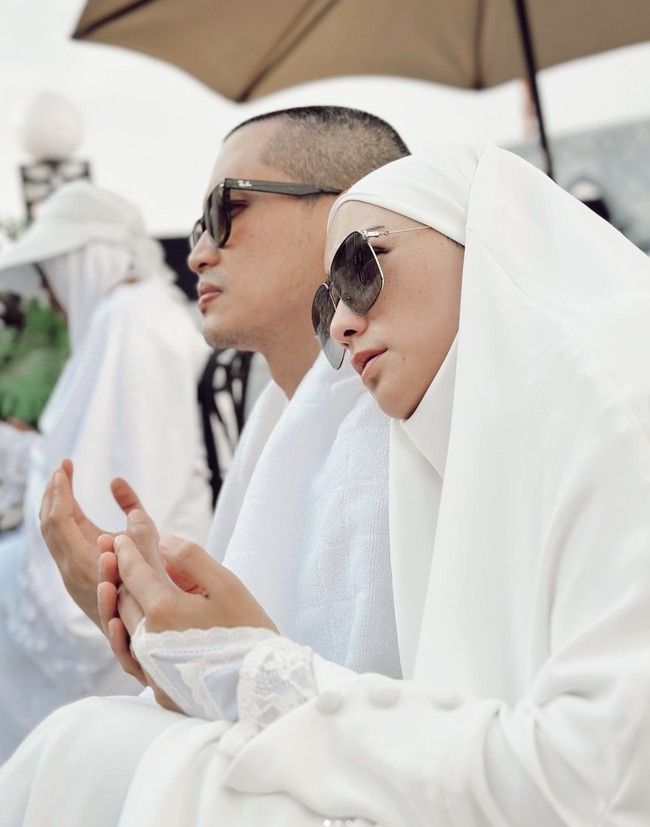 Citra Kirana dan Rezky Aditya diketahui juga menunaikan ibadah haji bersama tahun ini. Mereka sudah mendambakan naik haji sejak dua tahun lalu. Foto: Instagram @citraciki