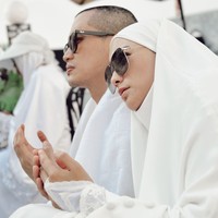 Citra Kirana dan Rezky Aditya diketahui juga menunaikan ibadah haji bersama tahun ini. Mereka sudah mendambakan naik haji sejak dua tahun lalu. Foto: Instagram @citraciki