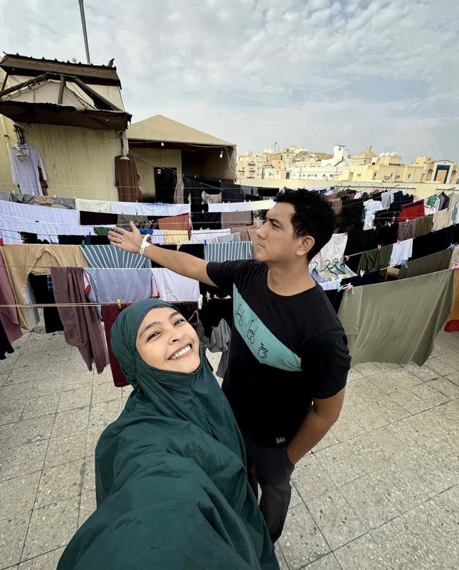 Tantri Kotak dan suaminya, Arda Naff, turut beribadah haji tahun ini. Bahkan demi bisa menunaikan ibadah haji, Tantri rela menunda beli mobil baru karena tabungannya digunakan untuk melunasi biaya naik haji. Foto: Instagram @tantrisyalindri