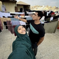 Tantri Kotak dan suaminya, Arda Naff, turut beribadah haji tahun ini. Bahkan demi bisa menunaikan ibadah haji, Tantri rela menunda beli mobil baru karena tabungannya digunakan untuk melunasi biaya naik haji. Foto: Instagram @tantrisyalindri