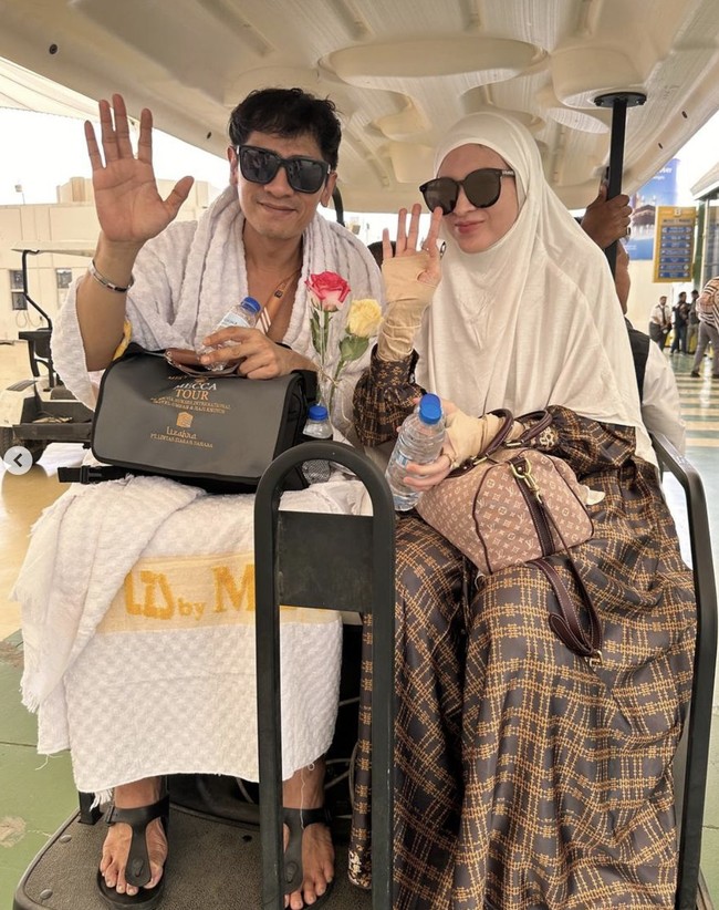 Adi Nugroho dan Donita termasuk pasangan selebriti menunaikan ibadah haji di 2024. Donita mengaku sangat terharu bisa merasakan pengalaman naik haji bersama suaminya. Foto: Instagram @donitabhubiy
