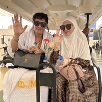 Adi Nugroho dan Donita termasuk pasangan selebriti menunaikan ibadah haji di 2024. Donita mengaku sangat terharu bisa merasakan pengalaman naik haji bersama suaminya. Foto: Instagram @donitabhubiy