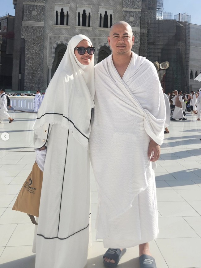Tommy Kurniawan dan istrinya, Nurahmi naik haji tahun ini. Bahkan ada potret di mana Tommy Kurniawan tampil botak saat tahalul di Tanah Suci Mekkah. Foto: Instagram @tommykurniawan