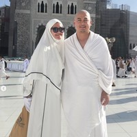 Tommy Kurniawan dan istrinya, Nurahmi naik haji tahun ini. Bahkan ada potret di mana Tommy Kurniawan tampil botak saat tahalul di Tanah Suci Mekkah. Foto: Instagram @tommykurniawan