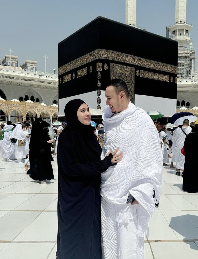 Kartika Putri dan suaminya, Habib Usman bin Yahya juga menjalani ibadan haji di 2024. Foto: Instagram @kartikaputriworld