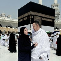 Kartika Putri dan suaminya, Habib Usman bin Yahya juga menjalani ibadan haji di 2024. Foto: Instagram @kartikaputriworld