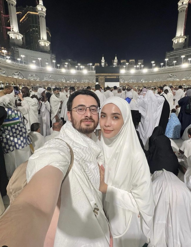 Irvan Farhad dan istrinya, Hamidah Rachmayanti juga sudah menunaikan ibadah haji di 2024. Keduanya berangkat haji lewat jalur furoda. Foto: Instagram @hamidahrachmayanti