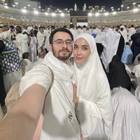 Irvan Farhad dan istrinya, Hamidah Rachmayanti juga sudah menunaikan ibadah haji di 2024. Keduanya berangkat haji lewat jalur furoda. Foto: Instagram @hamidahrachmayanti