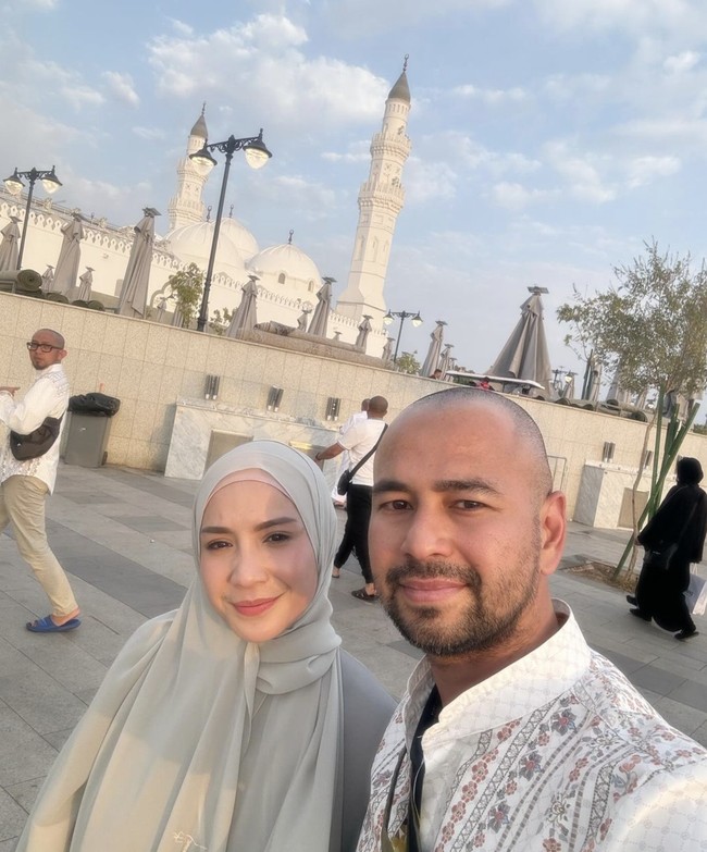 Raffi Ahmad dan Nagita Slavina pergi naik haji lewat jalur mujamalah atau furoda. Tidak hanya pergi berdua, keduanya juga mengajak orangtua serta adik-adiknya, termasuk Caca Tengker, Nisya Ahmad, hingga Syahnaz. Foto: Instagram @raffinagita1717