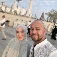 Raffi Ahmad dan Nagita Slavina pergi naik haji lewat jalur mujamalah atau furoda. Tidak hanya pergi berdua, keduanya juga mengajak orangtua serta adik-adiknya, termasuk Caca Tengker, Nisya Ahmad, hingga Syahnaz. Foto: Instagram @raffinagita1717