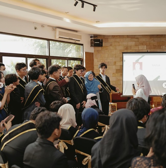 Mengenakan setelan jas hitam, Atta juga terlihat berpose bersama teman-teman seangkatannya. Diketahui Atta menempuh ujian paket C yang ia ambil tahun lalu di Rumah Belajar Berkemas. Foto: Instagram/@attahalilintar