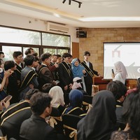Mengenakan setelan jas hitam, Atta juga terlihat berpose bersama teman-teman seangkatannya. Diketahui Atta menempuh ujian paket C yang ia ambil tahun lalu di Rumah Belajar Berkemas. Foto: Instagram/@attahalilintar