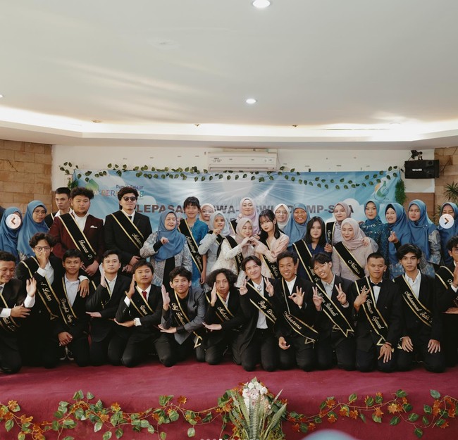 Dalam keterangan di unggahan Instagramnya Atta mengucapkan terima kasih kepada keluarga serta gurunya yang menyarankan untuk melanjutkan pendidikan. Makasih semua guru yang berdedikasi untuk pendidikan, Makasih ibu Yayah yang nyamperin Saya pas jualan Handphone suruh lanjut ujiam SMP paket B dan sekarang support untuk saya lanjut Selesaikan Paket SMA. Makasih doa orang tua ku, biniku, dan anak2 ku, tulis Atta. Foto: Instagram/@attahalilintar