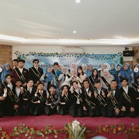 Dalam keterangan di unggahan Instagramnya Atta mengucapkan terima kasih kepada keluarga serta gurunya yang menyarankan untuk melanjutkan pendidikan. Makasih semua guru yang berdedikasi untuk pendidikan, Makasih ibu Yayah yang nyamperin Saya pas jualan Handphone suruh lanjut ujiam SMP paket B dan sekarang support untuk saya lanjut Selesaikan Paket SMA. Makasih doa orang tua ku, biniku, dan anak2 ku, tulis Atta. Foto: Instagram/@attahalilintar