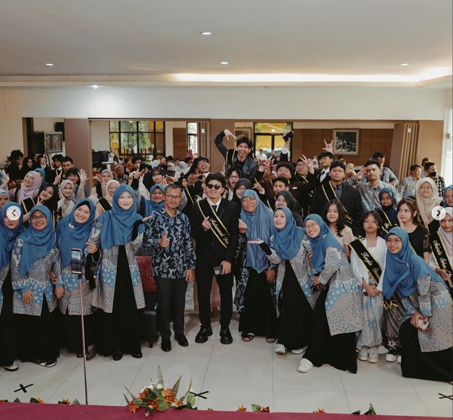 Setelah lulus SMA, Atta berniat kembali melanjutkan pendidikan dengan berkuliah. Meski sudah berusia hampir 30 tahun dan memiliki 2 anak, namun menurut Atta tak ada kata terlambat dalam mengejar pendidikan. Foto: Instagram/@attahalilintar