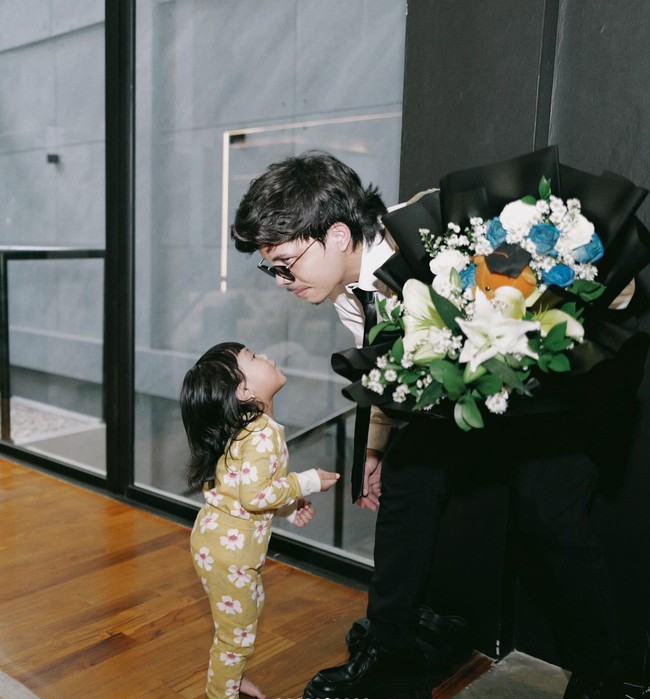 Saat ini Atta sendiri diketahui sudah memiliki penghasilan yang berlimpah. Bahkan dirinya dijuluki sebagai salah satu orang terkaya di tanah air. Meski demikian ia tetap memperhatikan pendidikannya. Foto: Instagram/@attahalilintar