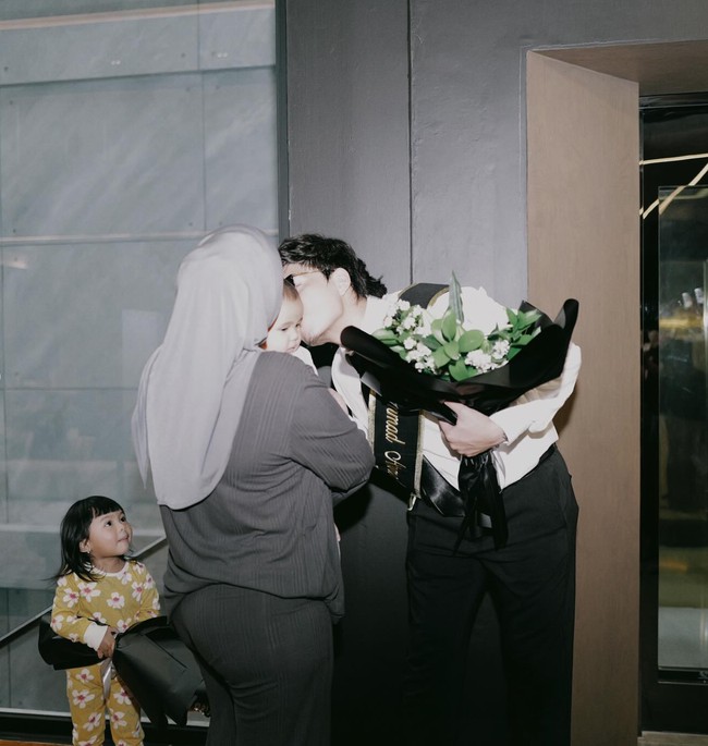 Tak lupa Atta langsung menemui keluarga kecilnya. Tampak mencium anak keduanya yang sedang digendong sang istri, Aurel Hermansyah. Foto: Instagram/@attahalilintar