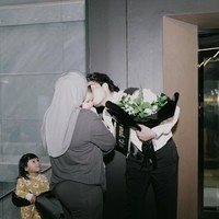 Tak lupa Atta langsung menemui keluarga kecilnya. Tampak mencium anak keduanya yang sedang digendong sang istri, Aurel Hermansyah. Foto: Instagram/@attahalilintar