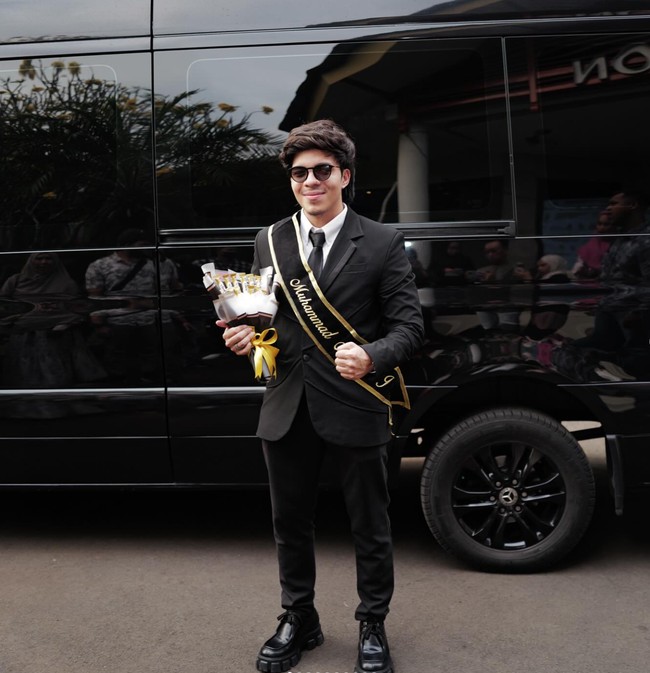 Melalui akun Instagram pribadinya Atta Halilintar baru saja membagikaan potretnya saat wisuda. Meski baru lulus SMA di usia 29 tahun dan sudah punya 2 anak namun ia terlihat tak gengsi. Foto: Instagram/@attahalilintar