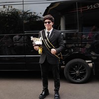 Melalui akun Instagram pribadinya Atta Halilintar baru saja membagikaan potretnya saat wisuda. Meski baru lulus SMA di usia 29 tahun dan sudah punya 2 anak namun ia terlihat tak gengsi. Foto: Instagram/@attahalilintar