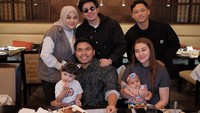 Ini momen seru Aurel dan Atta ketika makan bersama pasangan Aaliyah dan Thoriq. Momen itu juga terlihat sedang merayakan ulang tahun Thoriq. Foto: Instagram Aurel Hermansyah