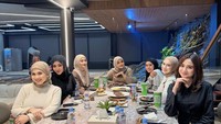 Aurel juga kerap berkumpul dengan sahabatnya. Ia menikmati aneka camilan dengan smoothies yang segar. Foto: Instagram Aurel Hermansyah