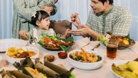 Momen Idul Fitri lalu juga dibagikan oleh Atta dan AUrel. Mereka menikmati aneka hidangan dengan lauk sate, bebek goreng, dan lainnya. Foto: Instagram Aurel Hermansyah