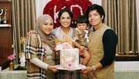 Aurel dan Atta juga sempat merayakan ulang tahun Krisdayanti. Begini momen mereka bersama kue ulang tahun yang cantik. Foto: Instagram Aurel Hermansyah