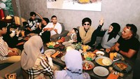 Keseruan lain dari momen makan bersama itu. Mereka memesan aneka hidangan beserta jajanan pasar yang tradisional. Foto: Instagram Aurel Hermansyah