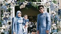 Aurel Hermansyah bersama Atta dan kedua anaknya turut hadir dalam acara pertunangan sang adik, Thoriq Halilintar. Sekeluarga mengenakan kebaya berwarna biru muda. Foto: Instagram Aurel Hermansyah