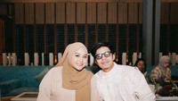 Momen romantis Atta dan Aurel juga dibagikan. Mereka menikmati steak dan hidangan lainnya di sebuah restoran mewah. Foto: Instagram Aurel Hermansyah