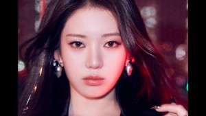 Rora terlihat anggun banget dengan perhiasan, busana, dan rambut hitamnya. (Foto: dok. YG Entertainment)