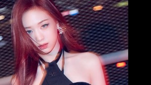 Setelah gabung lagi ke BABYMONSTER, FOREVER akan jadi comeback pertama Ahyeon. Dalam foto teasernya dia tampil dengan rambut ginger. (Foto: dok. YG Entertainment)