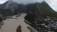 Imbasnya jembatan yang menghubungkan wilayah La Huasteca Park, di Santiago, terputus.