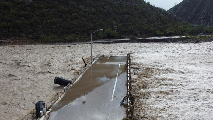 Badai Alberto Putus Akses Jembatan di Meksiko A drone view shows a destroyed vehicular bridge in the aftermath of tropical storm Alberto at La Huasteca Park, in Santiago, Mexico June 21, 2024. REUTERS/Daniel Becerril REFILE - QUALITY REPEAT DUE TO TRANSMISSION ERROR
