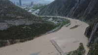 Hujan deras akibat badai membuat sungai-sungai meluap.