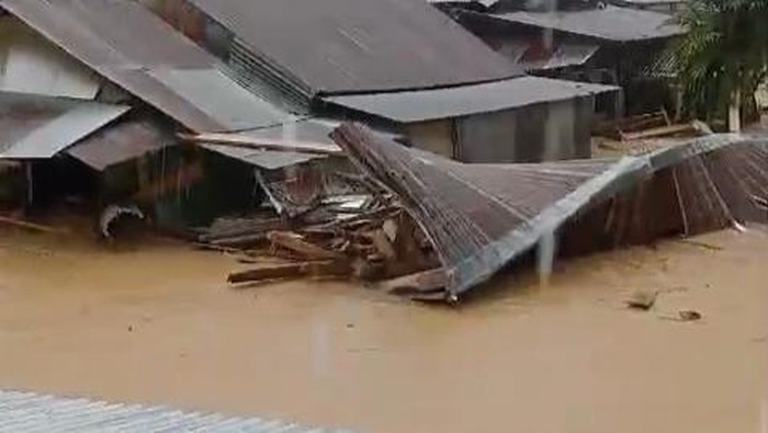 Banjir bandang menerjang Kabupaten Donggala, Sulawesi Tengah (Sulteng). Ketinggian banjir mencapai leher orang dewasa.