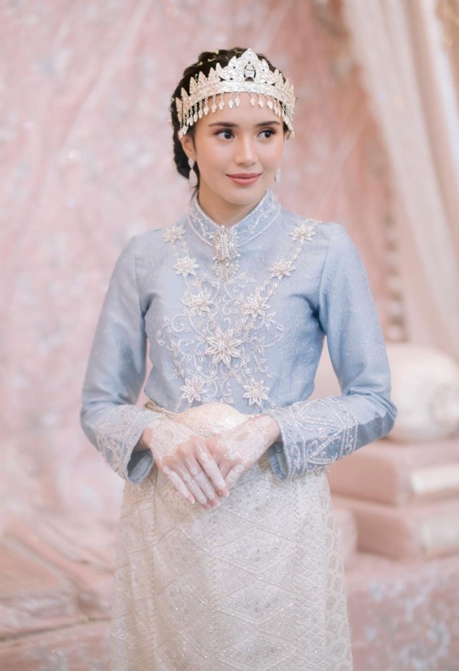 Boh Gaca sendiri merupakan tradisi adat Aceh yang biasanya dijalani saat seorang anak gadis akan menikah. Dalam bahasa Indonesia, Boh Gaca memiliki arti memakai inai atau henna dan daun kacar yang telah digiling atau dihaluskan pada telapak tangan, jari-jari tangan, dan kaki. Foto: Instagram/@bebytsabina