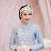 Boh Gaca sendiri merupakan tradisi adat Aceh yang biasanya dijalani saat seorang anak gadis akan menikah. Dalam bahasa Indonesia, Boh Gaca memiliki arti memakai inai atau henna dan daun kacar yang telah digiling atau dihaluskan pada telapak tangan, jari-jari tangan, dan kaki. Foto: Instagram/@bebytsabina