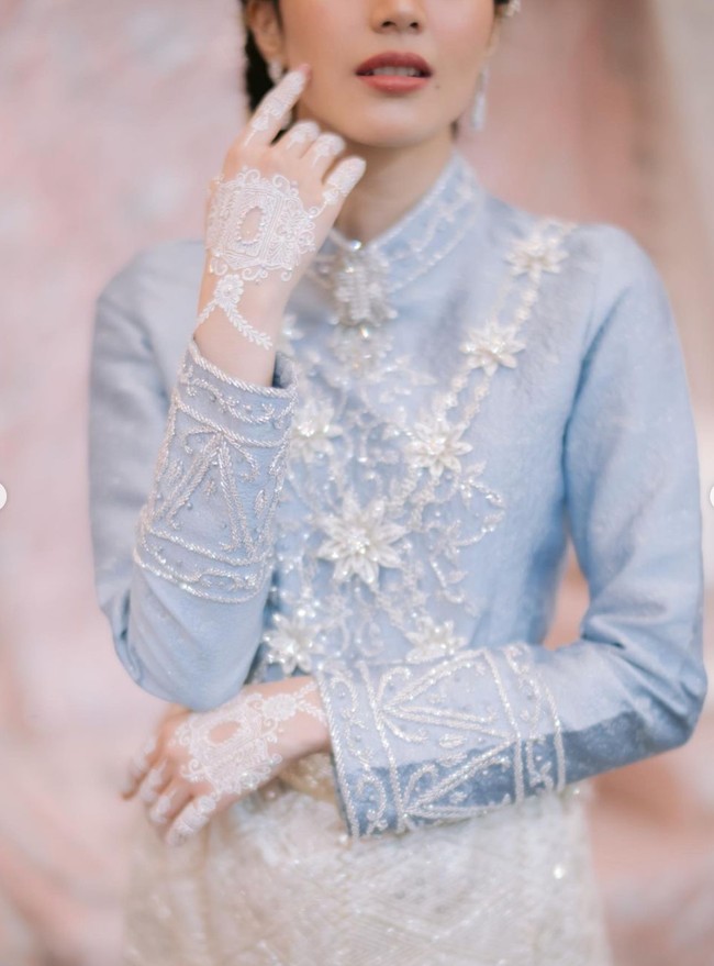 Baju adat yang dikenakan Beby diketahui berasal dari Atelier Thalia. Pakaian adat berwarna biru muda dengan paduan krem itu dipercantik dengan detail bermotif bunga. Foto: Instagram/@bebytsabina