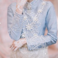 Baju adat yang dikenakan Beby diketahui berasal dari Atelier Thalia. Pakaian adat berwarna biru muda dengan paduan krem itu dipercantik dengan detail bermotif bunga. Foto: Instagram/@bebytsabina