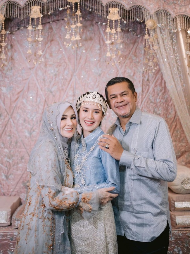 Mulai dari pakaian Beby, keluarga, dan para tamu undangan, hingga dekorasi tampak senada dengan warna pastel. Kedua orangtua Beby pun tampak setia menemani sang anak di acara jelang pernikahannya tersebut. Foto: Instagram/@bebytsabina